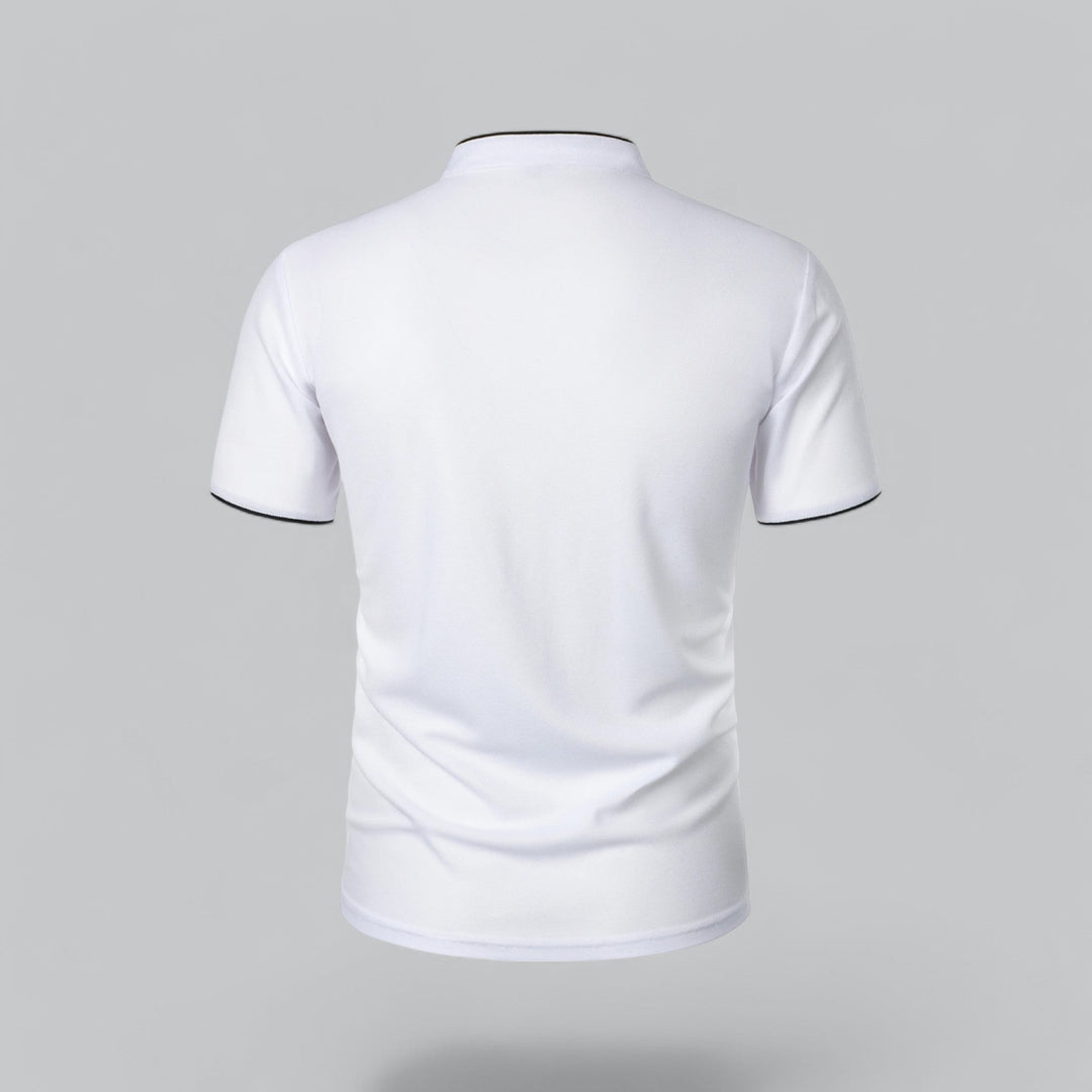 Hvid poloshirt set bagfra med ståkrave og sort kantbånd ved ærmeafslutningerne 20