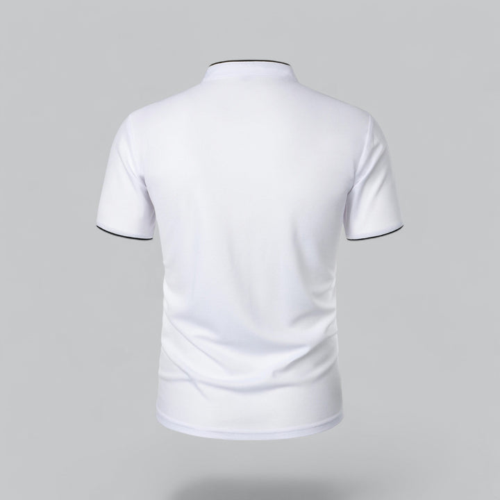 Hvid poloshirt set bagfra med ståkrave og sort kantbånd ved ærmeafslutningerne 20