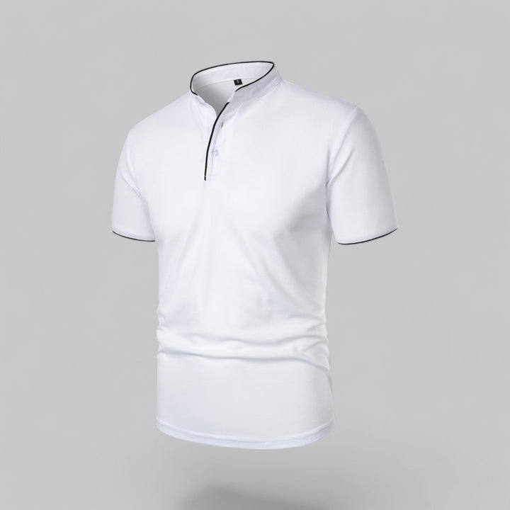 Hvid poloshirt set forfra i skrĂĽ vinkel med ĂĽben ståkrave og sort kantdetalje 21