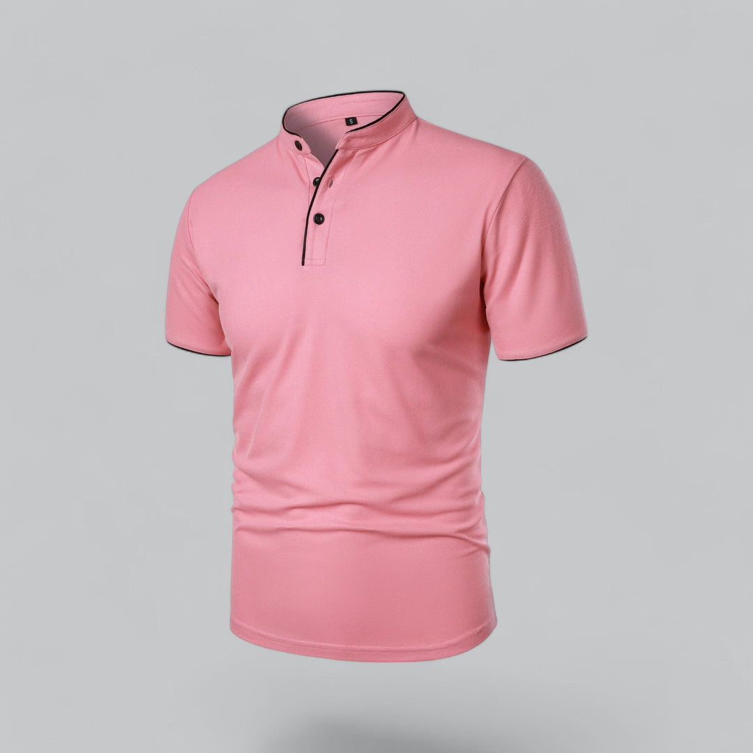 Lyserød poloshirt set forfra i skrå vinkel med sorte knapper og sort kantning 23