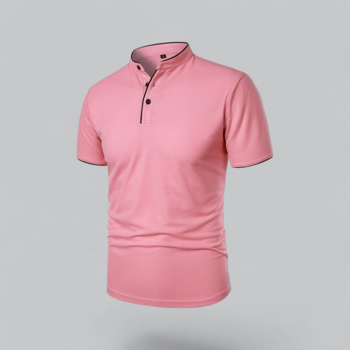 Lyserød poloshirt set forfra i skrå vinkel med sorte knapper og sort kantning 23