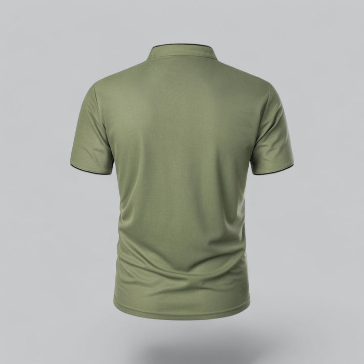 Grøn poloshirt set bagfra med ståkrave og sort kant på ærmeender 24