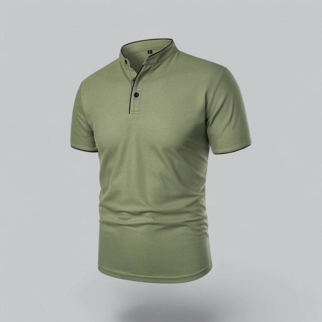 Grøn poloshirt set forfra i skrå vinkel med tre sorte knapper og sort kantning 25