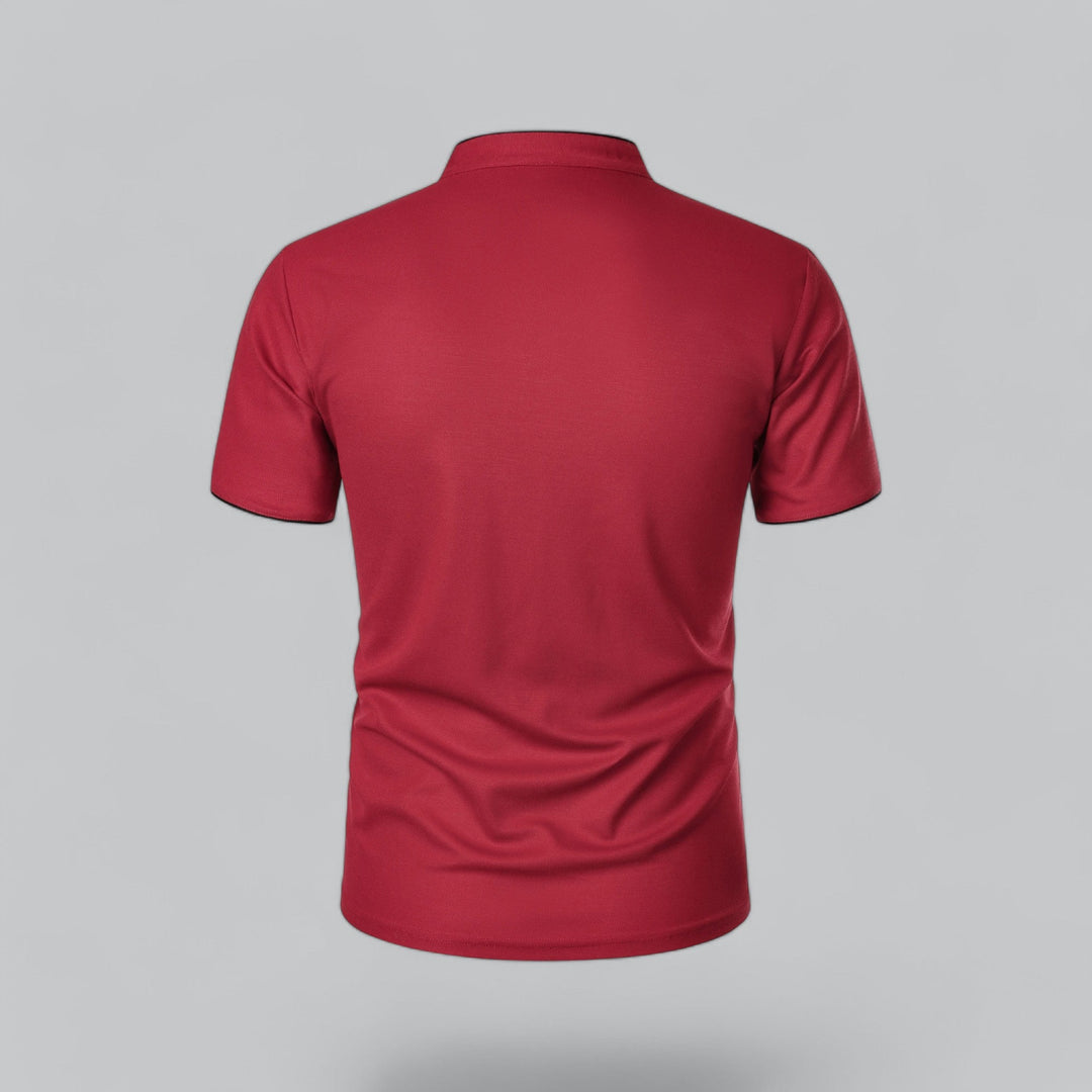 Rød poloshirt set bagfra med ståkrave og sort kant på de korte ærmer 26
