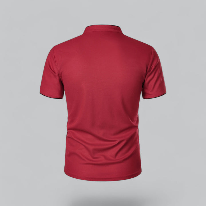 Rød poloshirt set bagfra med ståkrave og sort kant på de korte ærmer 26