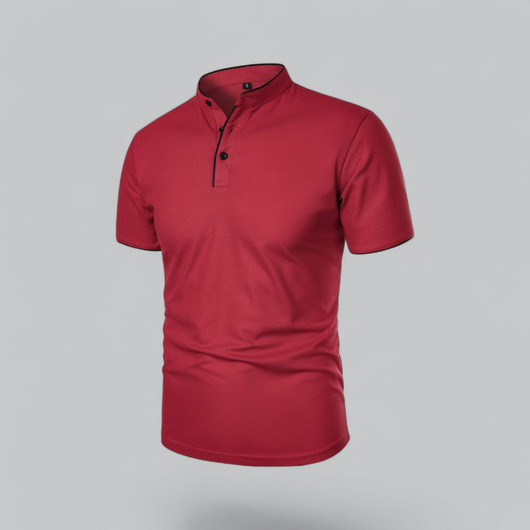 Rød poloshirt set forfra i skrå vinkel med sorte knapper og sort kant på krave 27