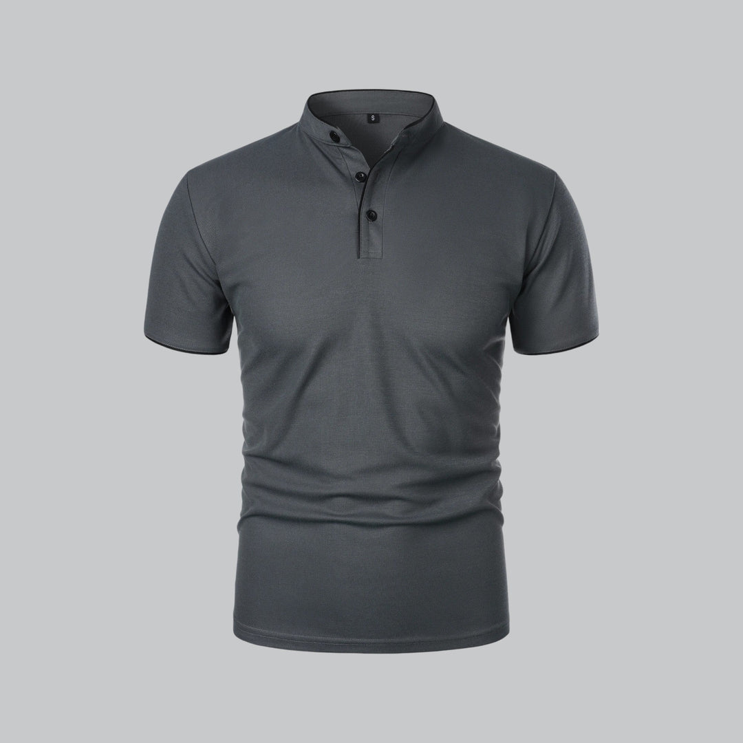 Mørkegrå poloshirt set forfra med ståkrave, sorte knapper og sort kant på ærmerne 3