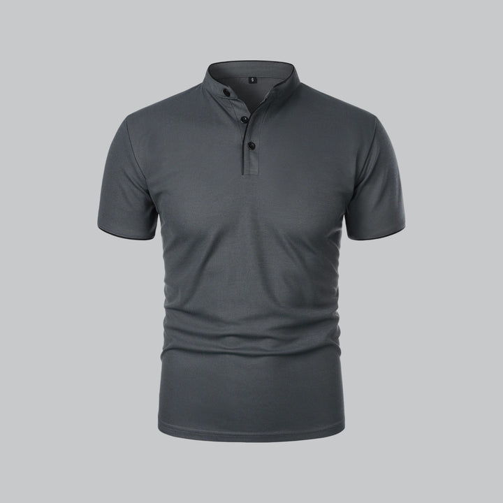 Mørkegrå poloshirt set forfra med ståkrave, sorte knapper og sort kant på ærmerne 3