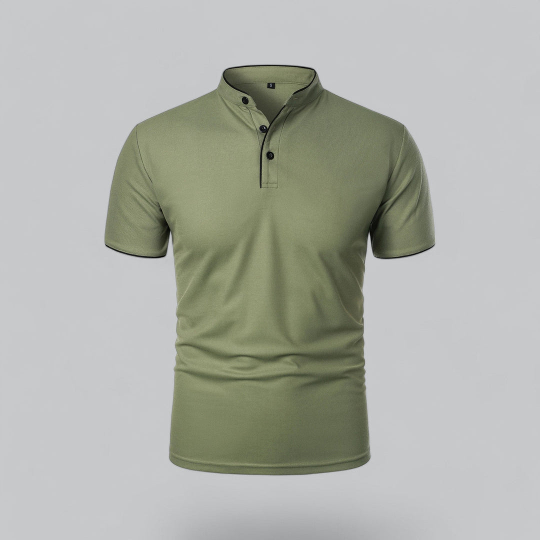 Oliven grøn poloshirt set forfra med ståkrave, sorte knapper og sort kantbånd 8