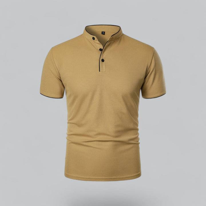 Sennepsgul poloshirt set forfra med ståkrave, tre sorte knapper og sort kantbånd 1