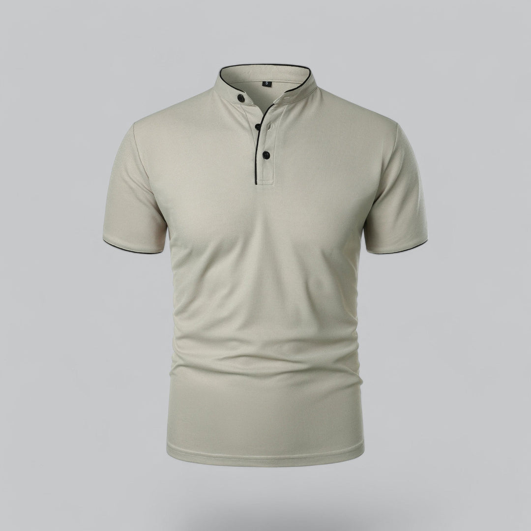 Lys beige poloshirt set forfra med ståkrave, sorte knapper og sort kantbånd ved ærmerne 2