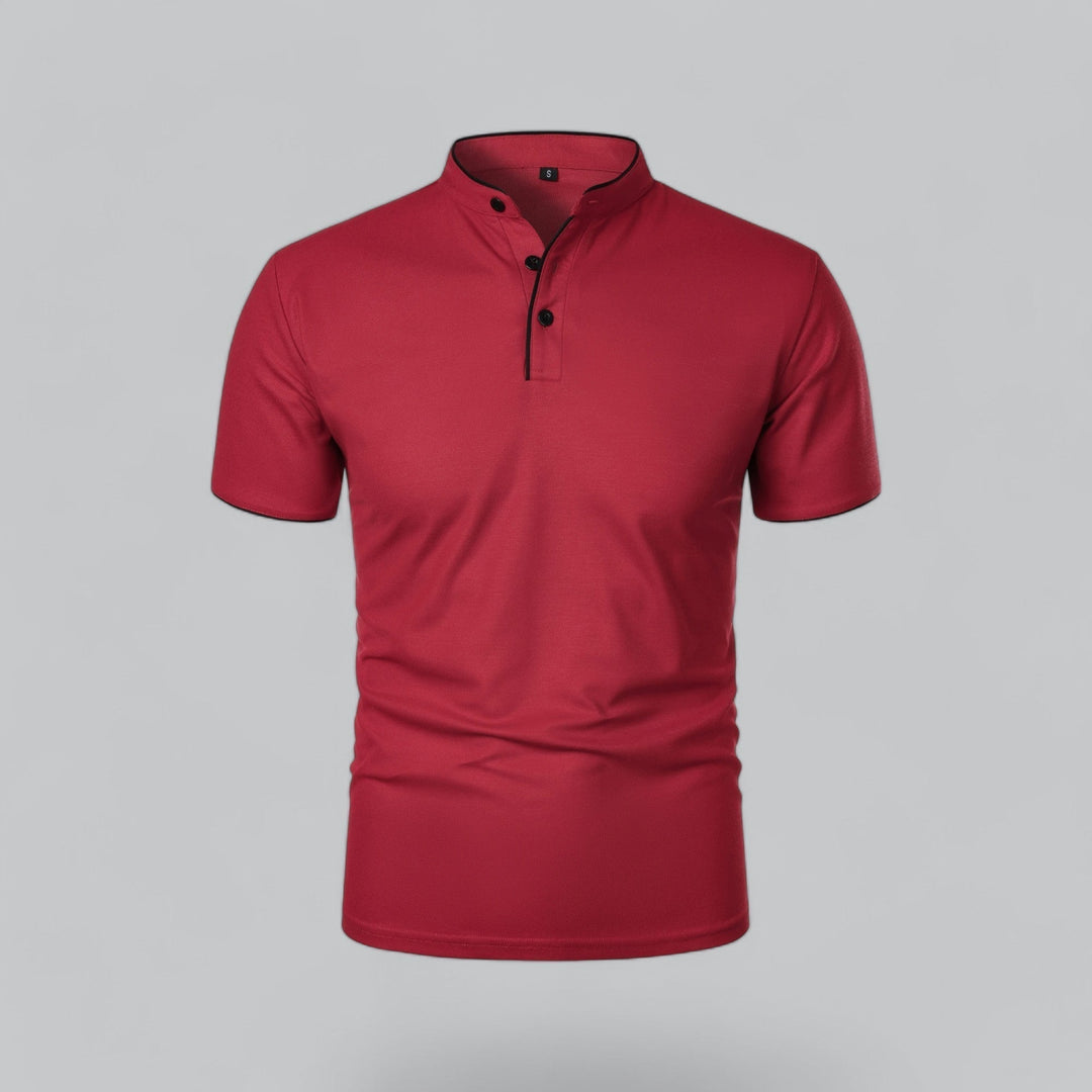 Rød poloshirt set forfra med ståkrave, sorte knapper og sort kantbånd ved ærmerne 9