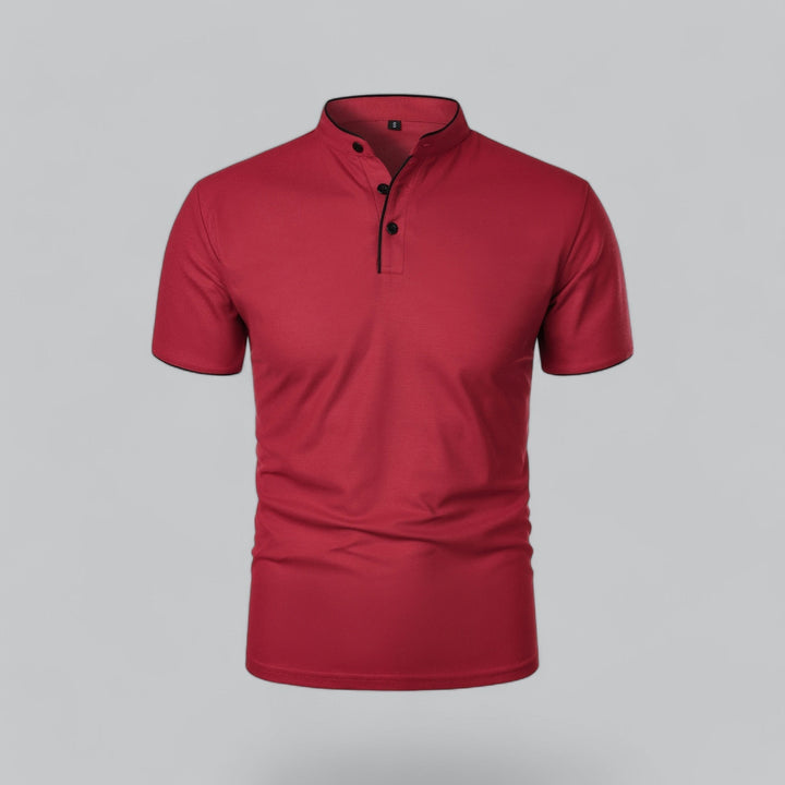 Rød poloshirt set forfra med ståkrave, sorte knapper og sort kantbånd ved ærmerne 9