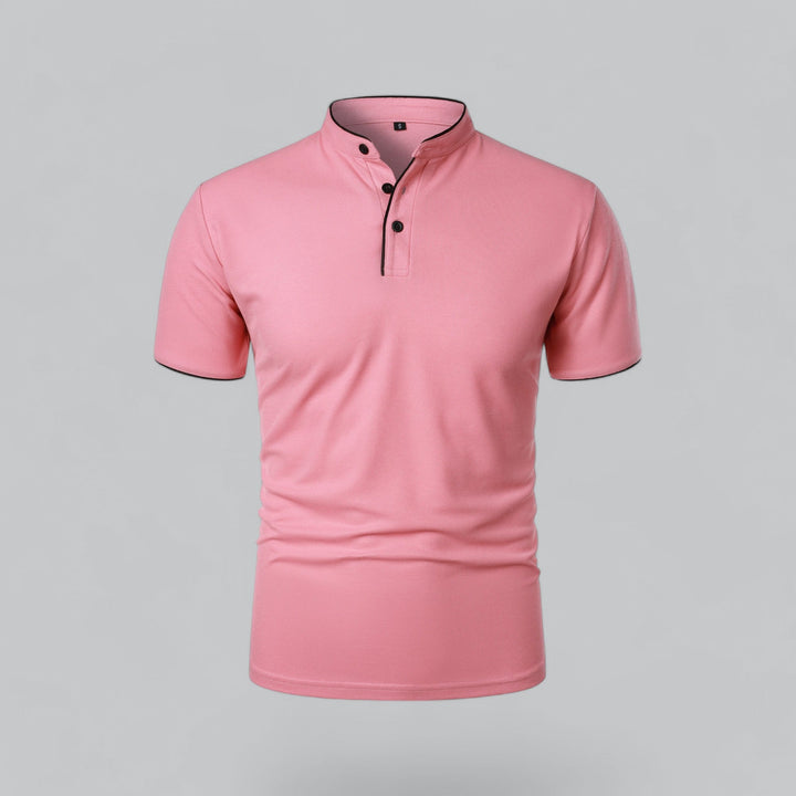 Lyserød poloshirt set forfra med ståkrave, sorte knapper og sort kantbånd 7