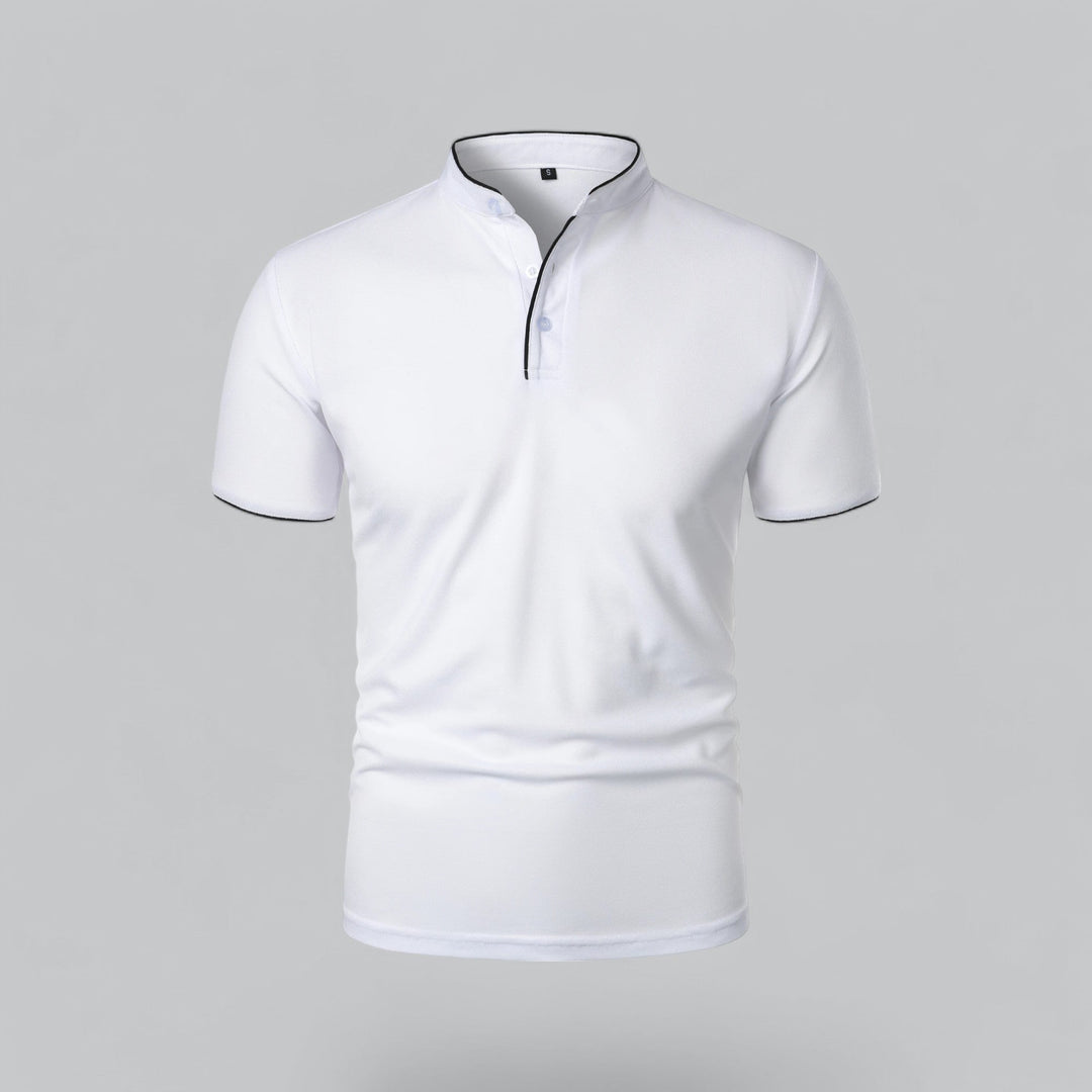 Hvid poloshirt set forfra med ståkrave, sort kantbånd i halsen og ved ærmeafslutningerne 6