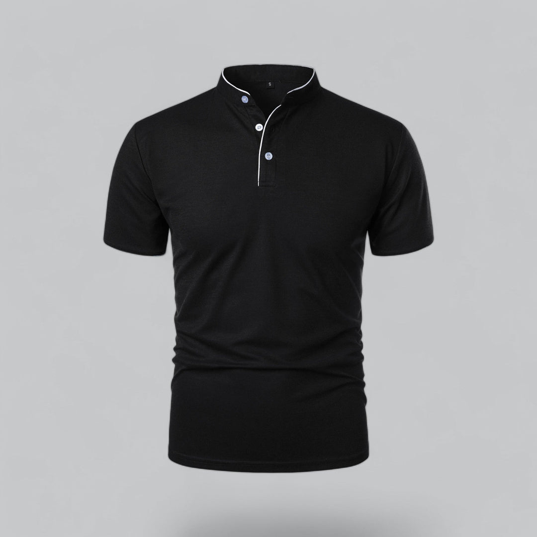 Sort poloshirt set forfra med ståkrave, lyse knapper og hvidt kantbånd i halsen 4