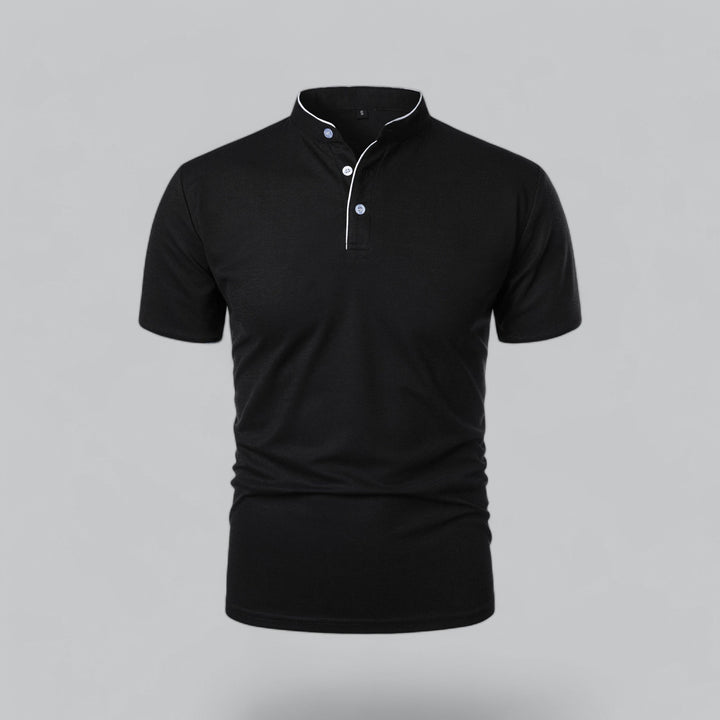 Sort poloshirt set forfra med ståkrave, lyse knapper og hvidt kantbånd i halsen 4