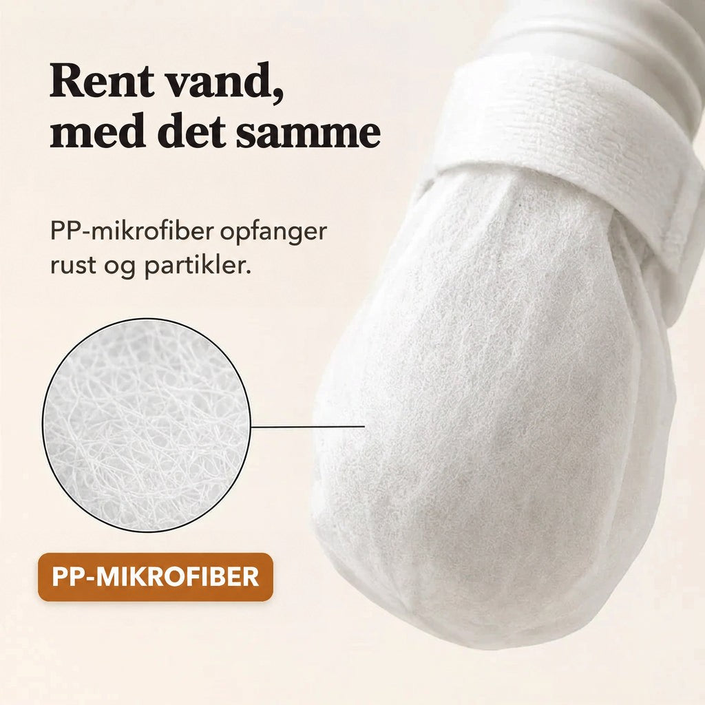 Nærbillede af hvid mikrofiberpose spændt fast om en vandhane med et bånd, med forstørret udsnit af fibrene. 3