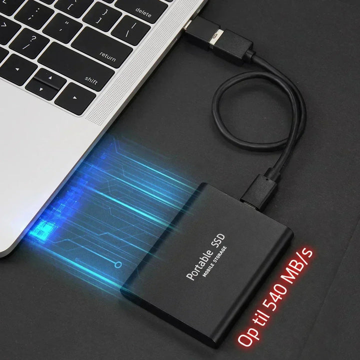 Sort ekstern SSD tilsluttet en bærbar computer med kabel, med blå lysstriber der antyder hurtig dataoverførsel. 1