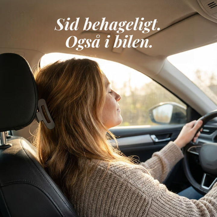 Kvinde med hårklemme i håret sidder afslappet bag rattet i en bil 2