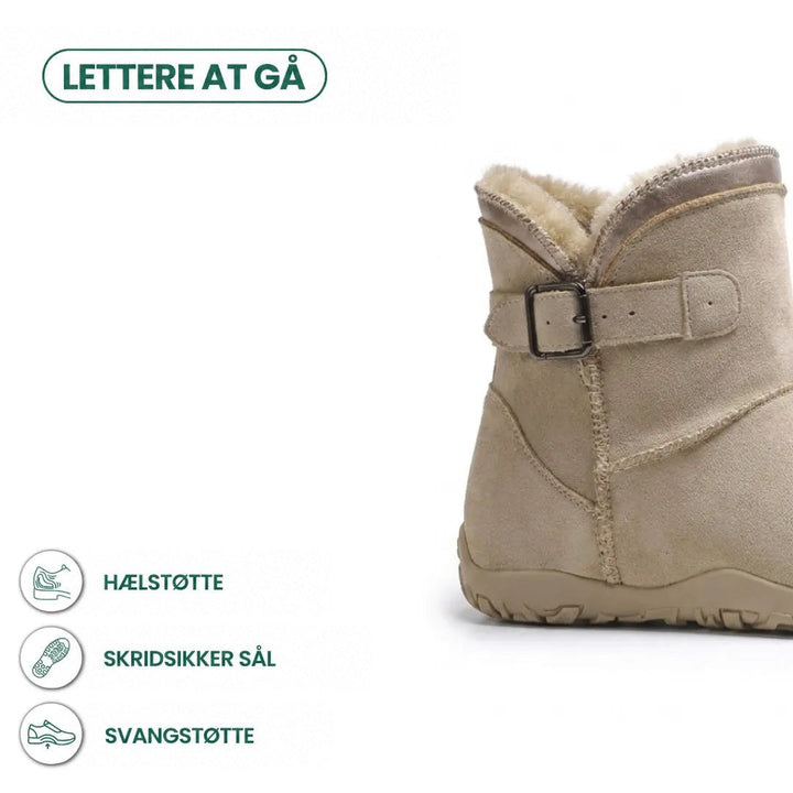 Beige støvle set bagfra med spænderem og grafik om støtte og skridsikker sål 4