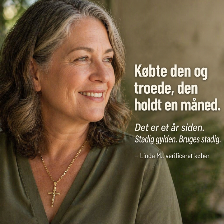 Smilende kvinde med gråt hår i grøn bluse bærer guldfarvet krucifiks på kæde 7