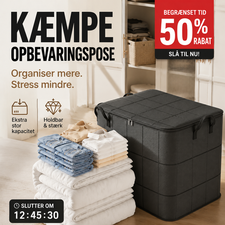 Sort opbevaringstaske med rudemÃžnster ved siden af stablede jeans, skjorter og hvide dyner pÃ¥ gulvet foran et lyst skab. 4
