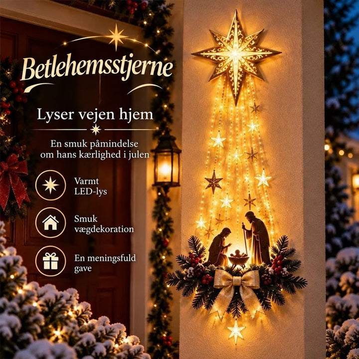 Oplyst stjerne med lysstrenge og krybbescene hængt på en ydervæg ved en pyntet hoveddør i skumringen 1