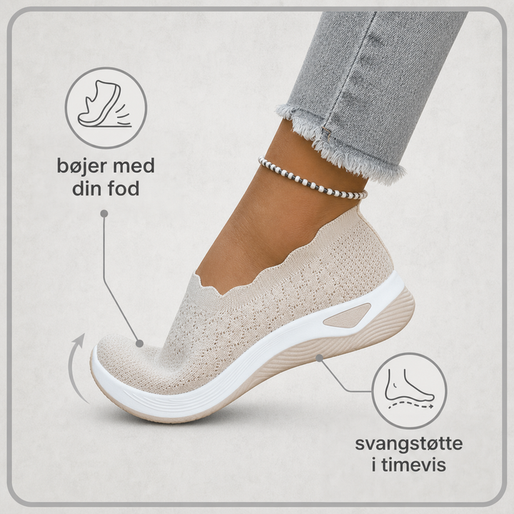 Beige sko bøjer med foden under gang, med tekst om fleksibilitet og støtte til foden 2