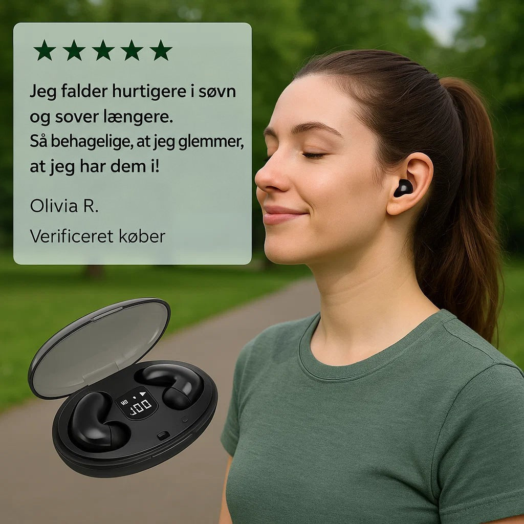 Smilende kvinde med lukkede øjne og sort øretelefon i parken, med opladeretui med display og kundeanmeldelse 7