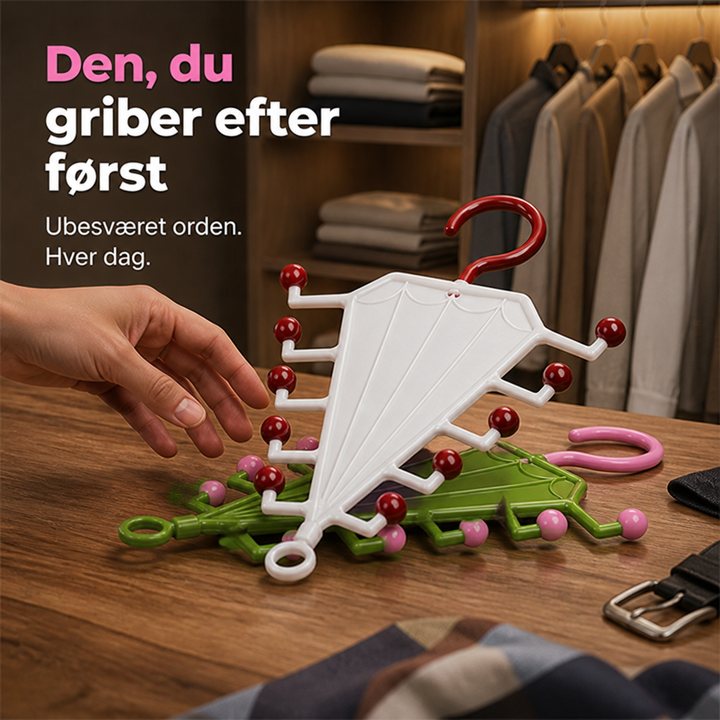 Hvid bøjle ligger oven på en grøn på et træbord, mens en hånd rækker ud 6