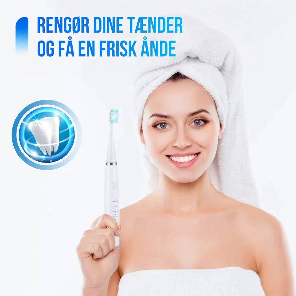 Smilende kvinde med håndklæde om håret holder den hvide tandrenser op ved siden af ansigtet, med en grafik af en blank tand. 1
