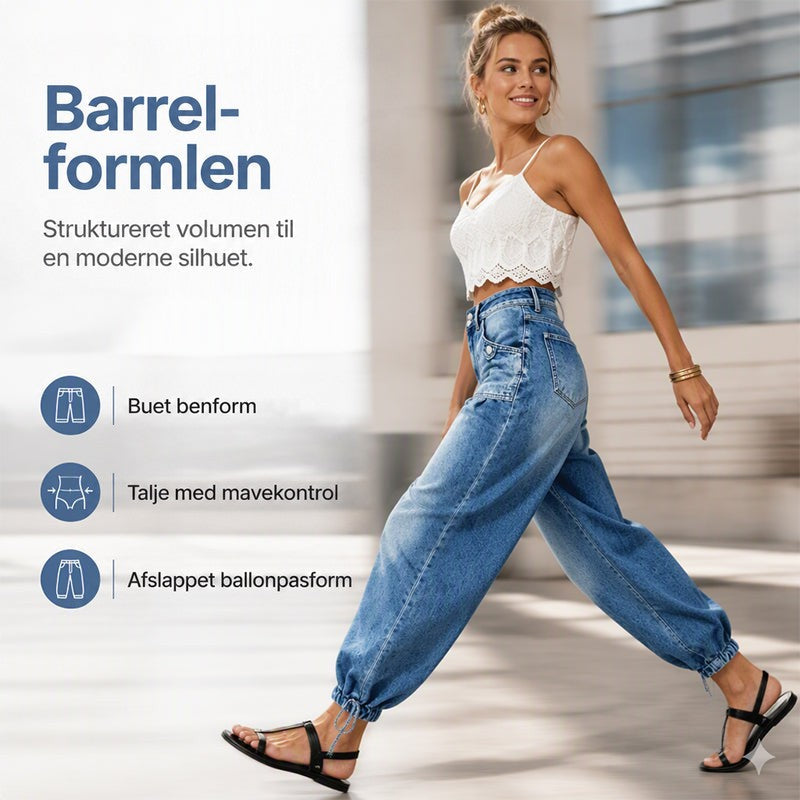 Smilende model går i bevægelse i blå tøndejeans med bindebånd, hvid blondetop og sandaler, ved siden af tre ikoner om pasformen. 4