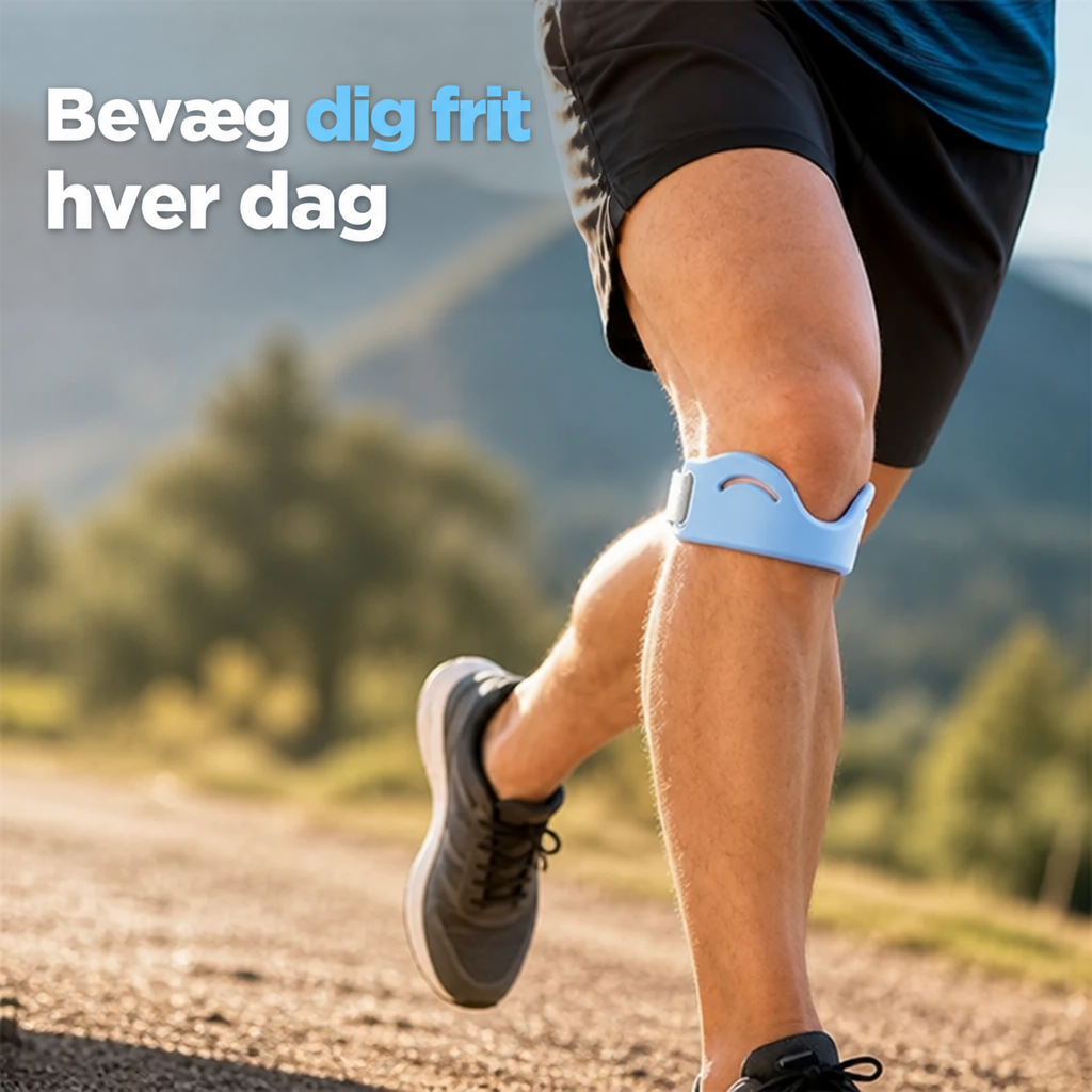 Løber på grusvej i bjergene med lyseblå knæstøttestrop under knæskallen, set fra siden med bevægelse i benet. 1