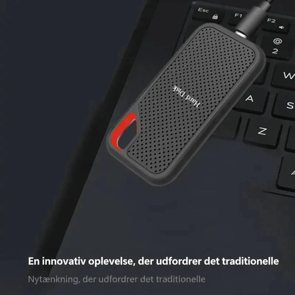 SSD tilsluttet med kabel og placeret oven på en bærbar computers tastatur 2