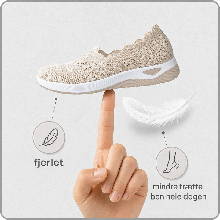 Beige sko balancerer på en fingerspids ved siden af en fjer, som illustration af let vægt 3