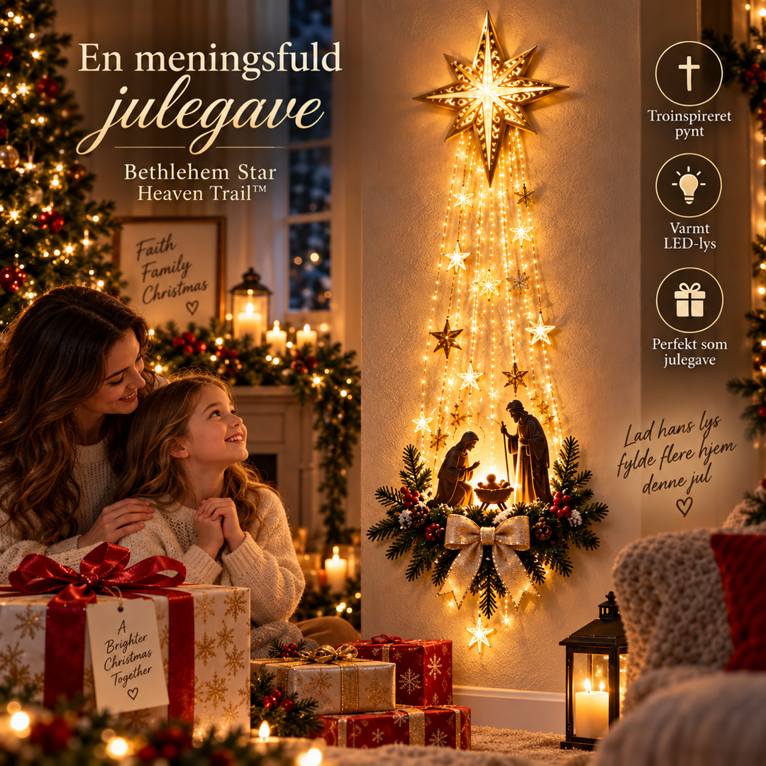 Dekorationen på væggen i en julepyntet stue, mens en mor og datter sidder ved gaver 3