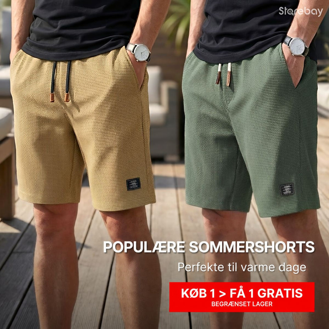 To mand i sort t-shirt viser vaffelstrikkede shorts med snøre, den ene i sand og den anden i grøn, ved en terrasse. 1
