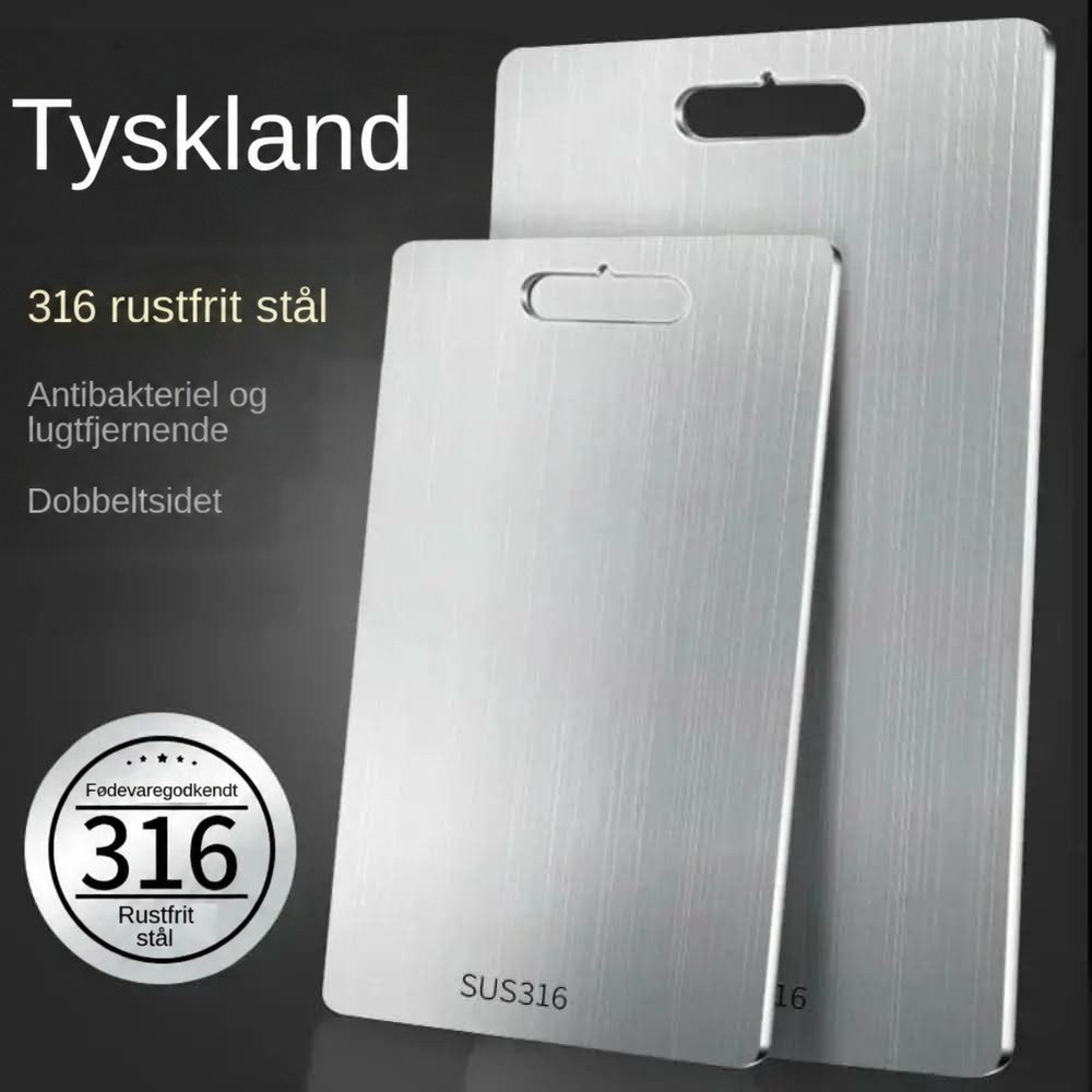 To børstede metalskærebrætter i forskellig størrelse med hul til ophæng, vist på mørk baggrund med tekstfremhævninger om materialet. 4