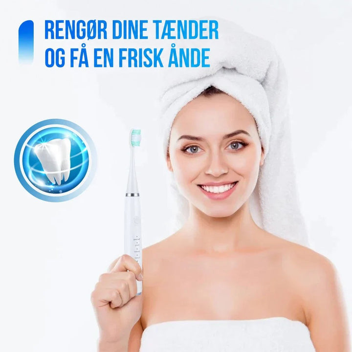 Kvinde med håndklæde om håret smiler og holder den hvide tandrenser med børstehoved, ved siden af en grafik af en blank tand. 8
