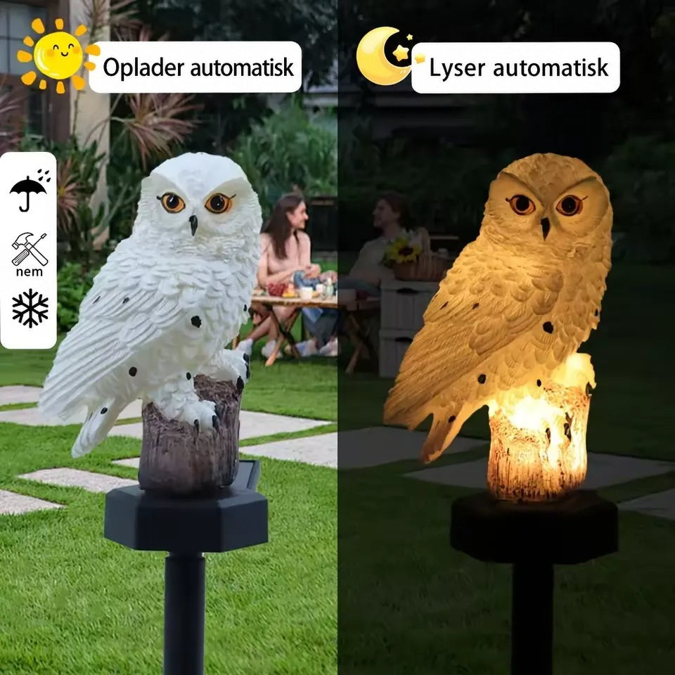 Hvid ugle om dagen og samme ugle med varmt lys om aftenen i have med mennesker ved bord i baggrunden. 2