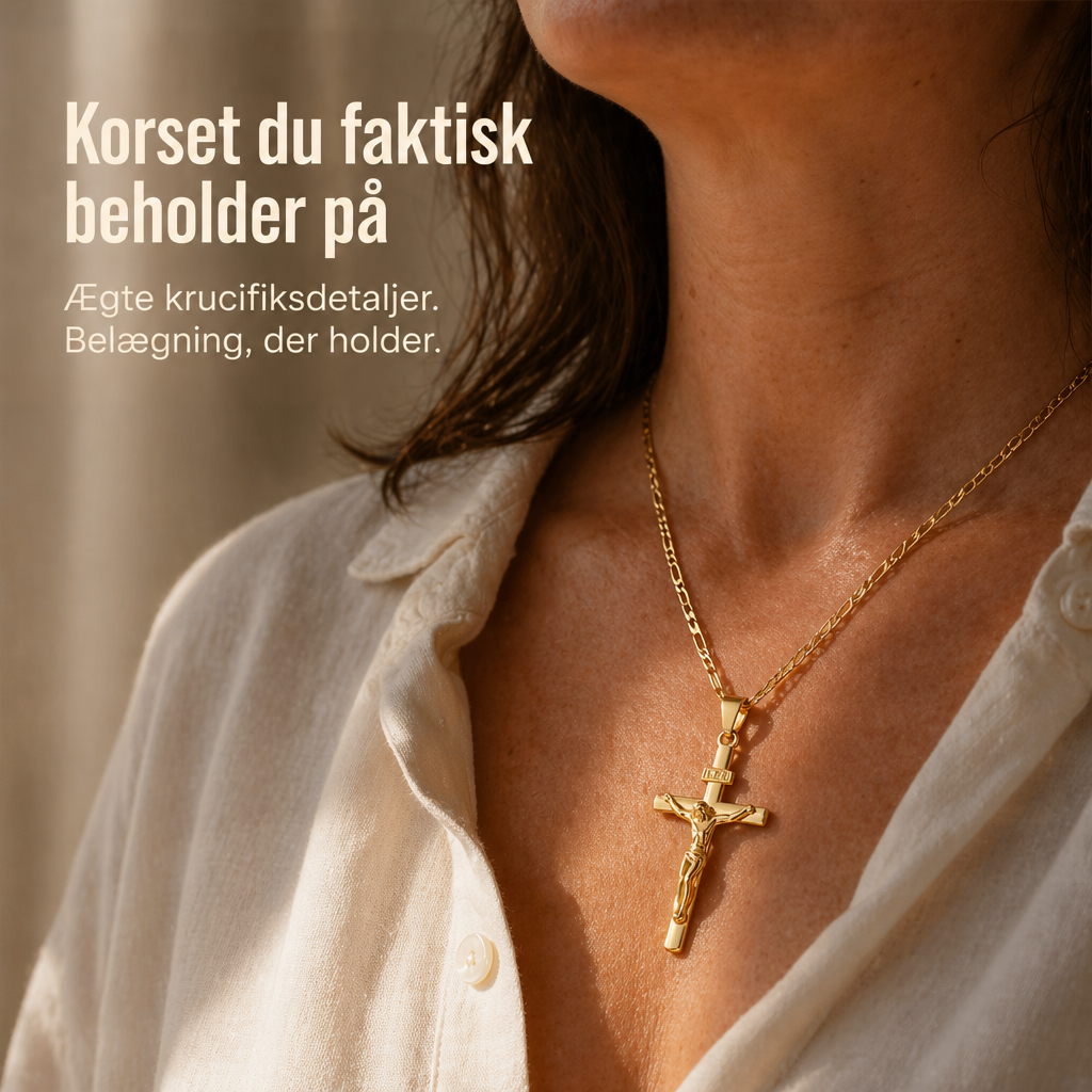 Nærbillede af kvinde i hvid linnedskjorte med guldfarvet krucifiks på Figaro-kæde om halsen 1