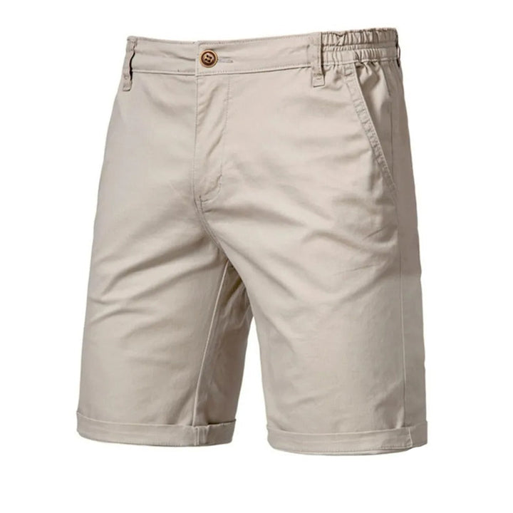Beige shorts set forfra med knap, lommer, elastisk linning i siden og opsmøgede ben. 1