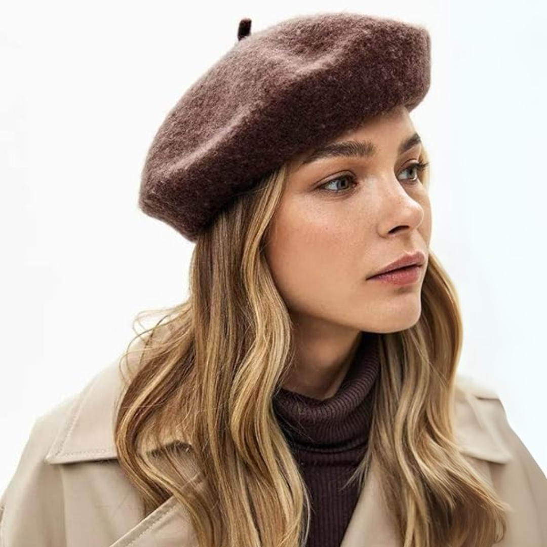 Kvinde bærer brun baret med beige trenchcoat og mørk rullekravetrøje, set fra siden 20