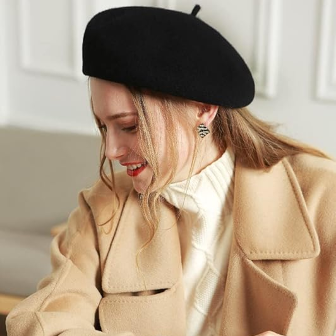 Sort baret båret af smilende kvinde i beige uldfrakke og hvid strikket rullekrave 22