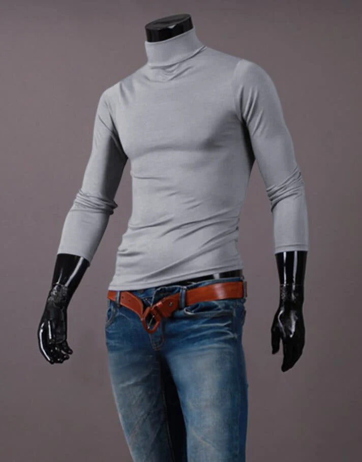 Lysegrå trøje med høj hals på mannequin, kombineret med jeans og brunt læderbælte 12