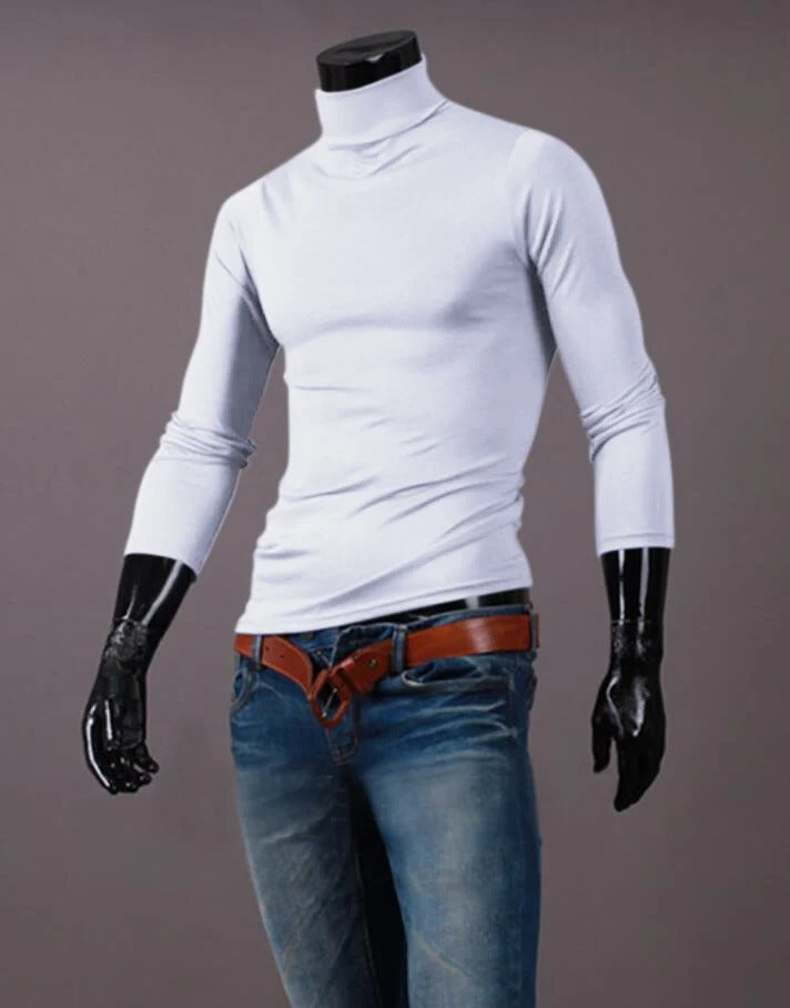 Hvid trøje med høj hals på mannequin, kombineret med jeans og brunt læderbælte 11