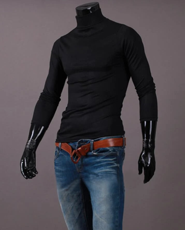 Sort trøje med høj hals på mannequin, kombineret med jeans og brunt læderbælte 10