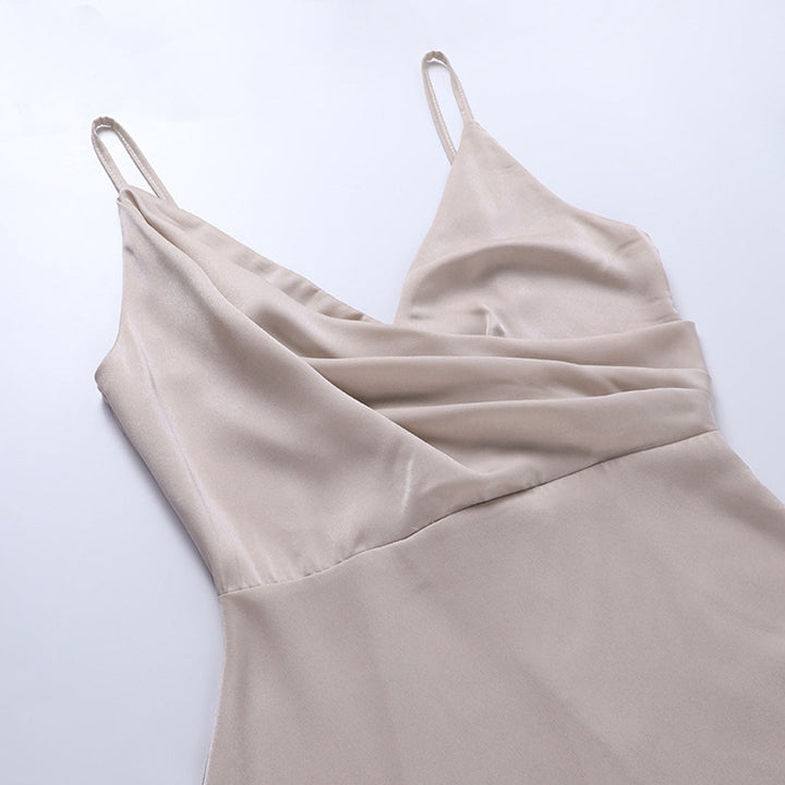Beiges Seidenkleid mit Spaghettiträgern, elegantes Design, Damenmode, Abendkleid.