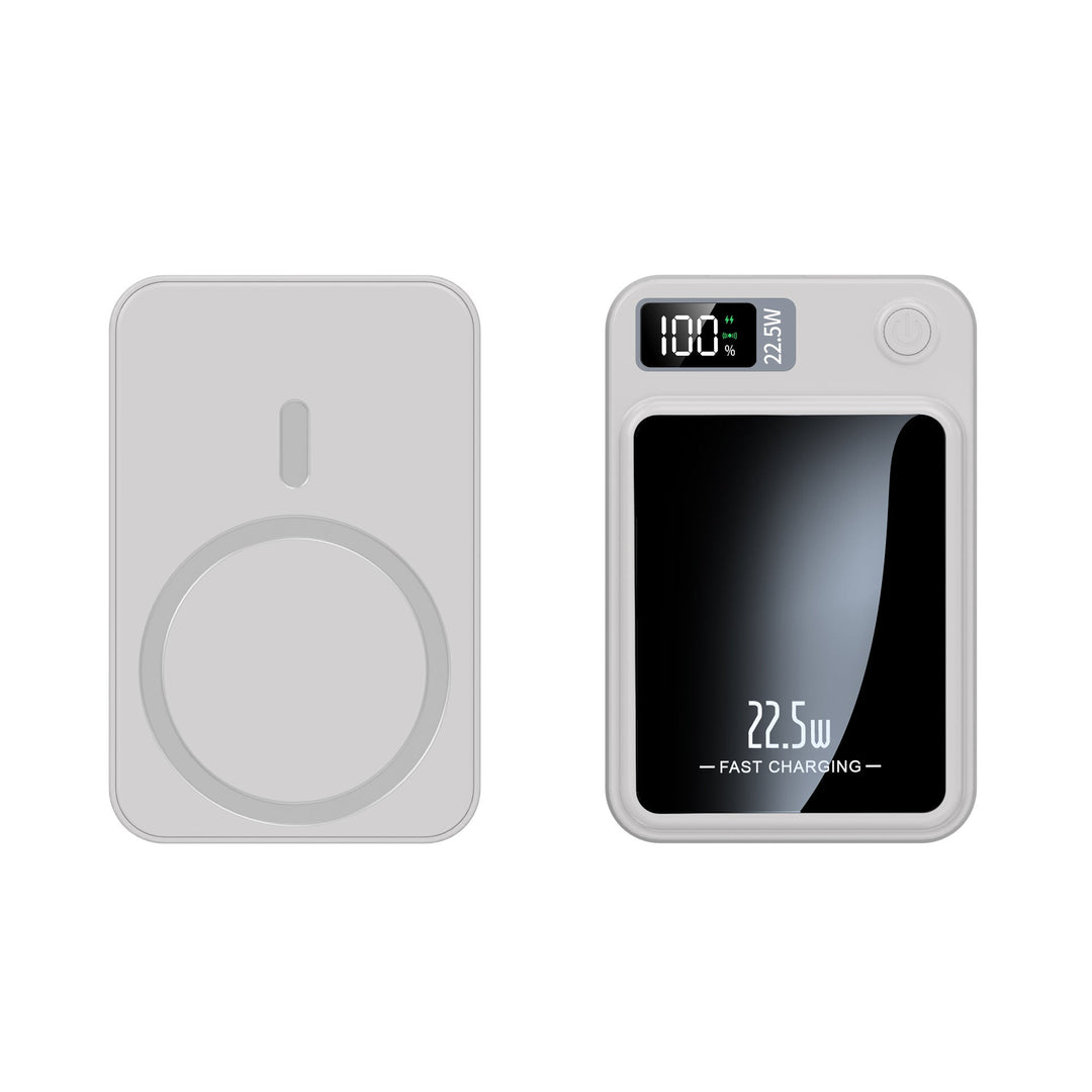 Hvid powerbank vist bagfra med magnetisk ring og forfra med sort spejlfront og digitalt display. 2